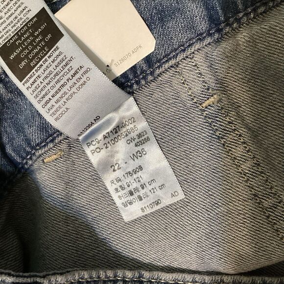 NWT Signature Levi's Women's High Rise Mid Length Jean Shorts Plus Size 22 Curvy - Picture 3 of 3